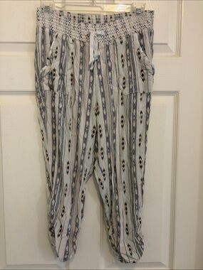 Lightweight Capri Guatemala Pants - White & Gray with Pink and Green.